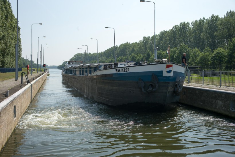Schleuse bei Talfahrt mit Frachter
